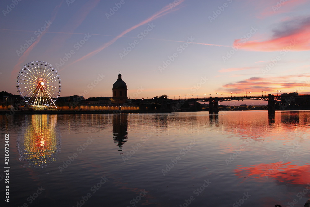 Fototapeta premium Coucher de soleil sur la Garonne à Toulouse, Haute Garonne 