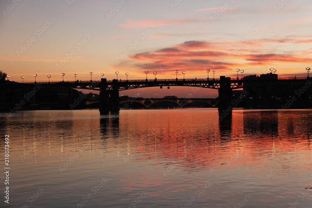 Coucher de soleil sur le pont Saint Pierre à Toulouse, Haute Garonne	