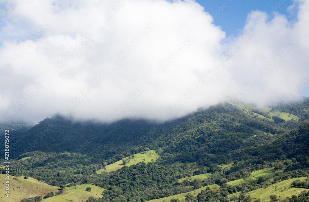 Nuvens sobre Montanha em Virgínia, Sul de Minas