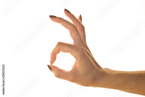 Mano in segno di ok su sfondo bianco