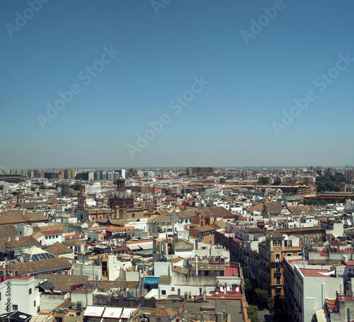 Wallpaper Mural Paisaje urbano del centro de la ciudad de Sevilla en España. Escena diurna con cielo azul despejado y soleado en verano. Torontodigital.ca