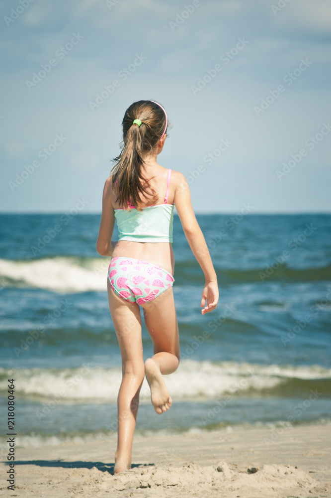 Foto de Dziewczynka na plaży do Stock | Adobe Stock