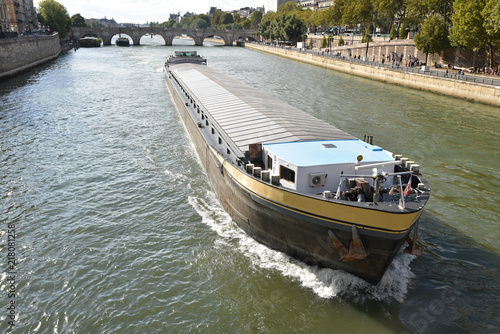 Foto Péniche sur la Seine à Paris, France