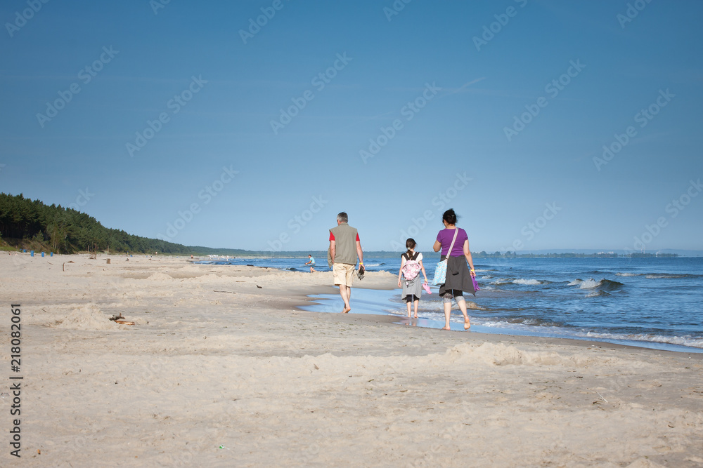 Rodzinny spacer po plaży - obrazy, fototapety, plakaty 