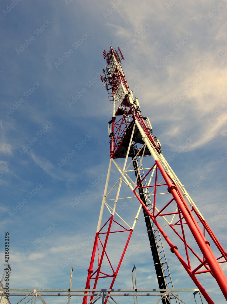 Wieża nadawczo-odbiorcza, maszt telekomunikacyjny - obrazy, fototapety, plakaty 