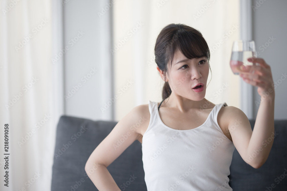 水分補給・女性・ソファ 水分補給・女性・ソファ