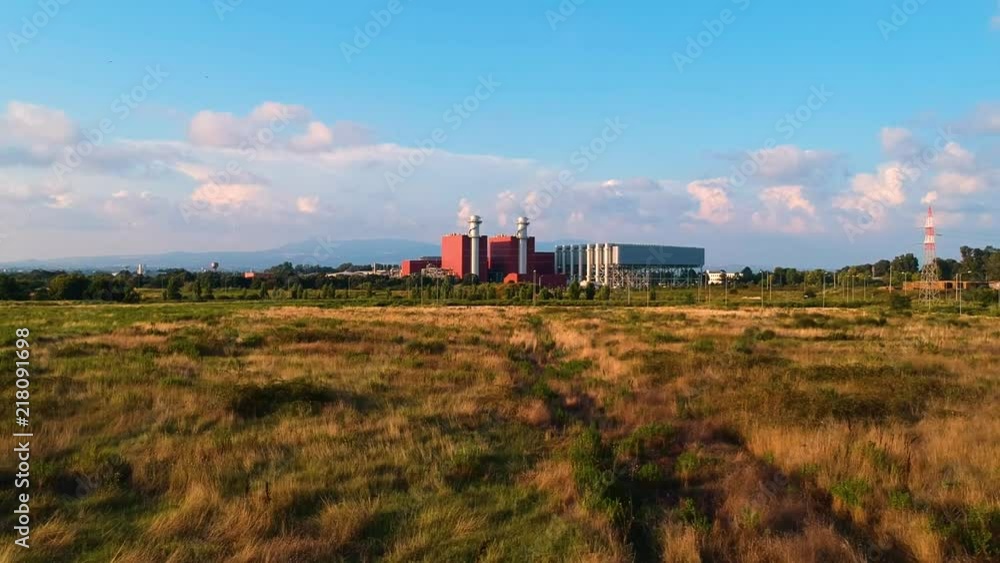 Visuale di una fabbrica in volo con il drone Visuale di una fabbrica in volo con il drone