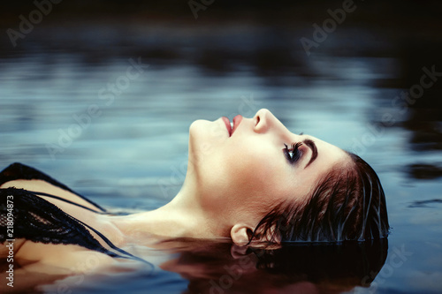 face girl lying in the water