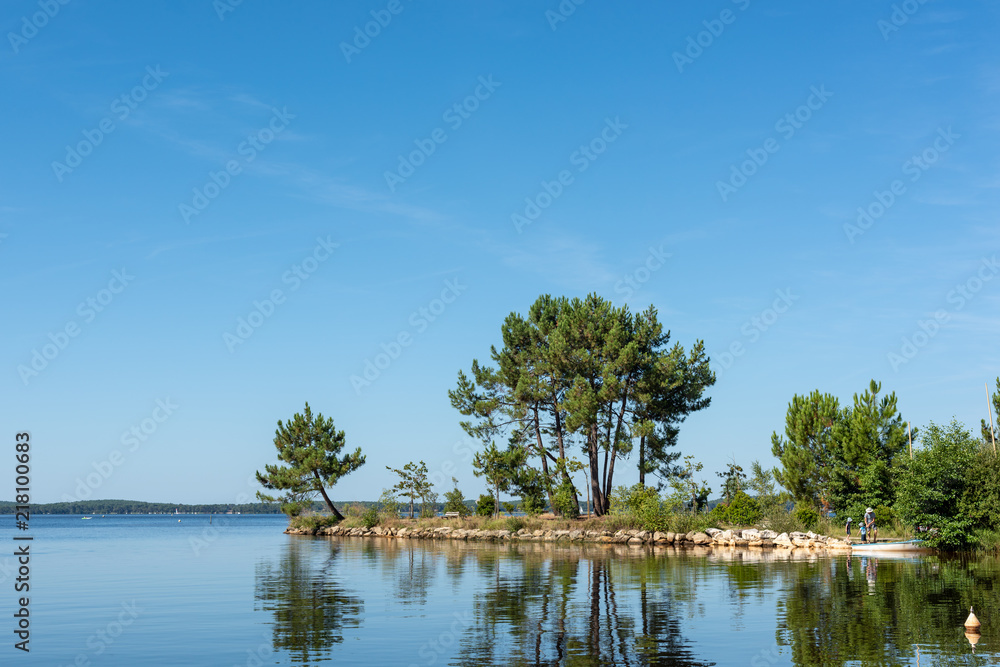 LACANAU (France), vue sur le lac LACANAU (France), vue sur le lac
