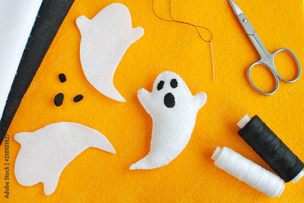 factible Hamburguesa Explicación Handmade Halloween decorations from felt fabric. Instruction how to make  felt ghost. foto de Stock | Adobe Stock
