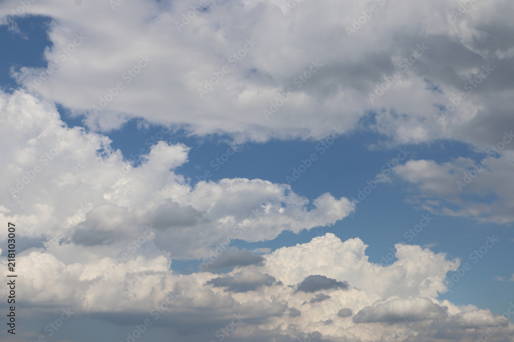 Obraz premium white clouds and an blue sky