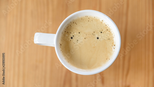 Wei  e Kaffeetasse mit Kaffe - Flat Lay auf Holztisch