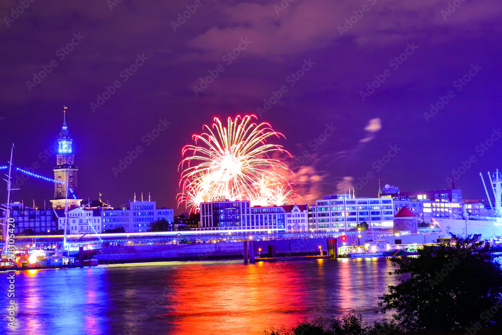 Hamburger Hafen bei Nacht mit Feuerwerk Hamburger Hafen bei Nacht mit Feuerwerk