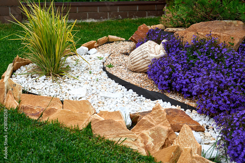 Foto Garden Design. Flowerbed in the yard in landscape design