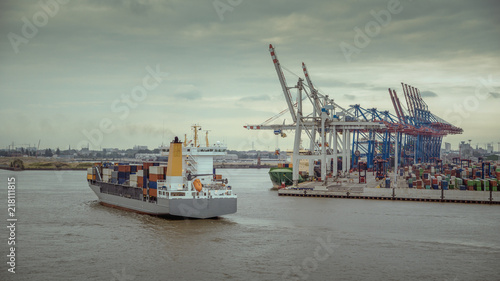 Containerschiff auf dem Weg zum Terminal © Jonas Weinitschke