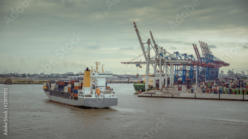 Containerschiff auf dem Weg zum Terminal