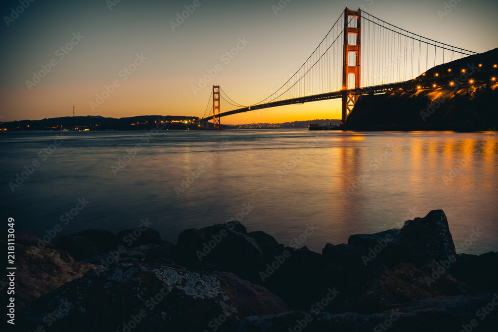 Obraz premium Sunset behind the Golden Gate Bridge