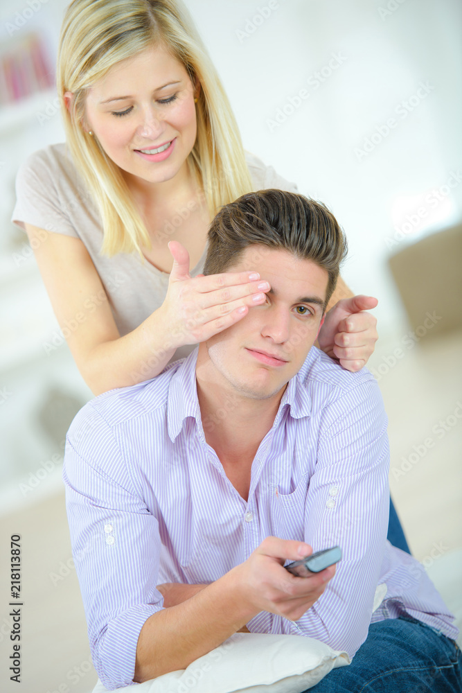 Obraz premium young couple preparing to watch a movie