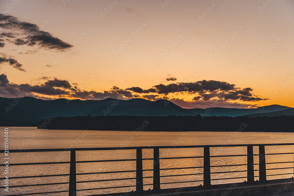 Obraz premium Sunset behind the mountains 