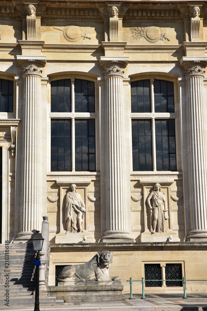 Fototapeta premium Colonnade du palais de justice à Paris, France