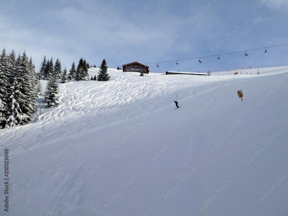 Skifahrer gegenüber dem Hochkönig Skifahrer gegenüber dem Hochkönig