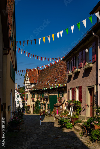 Fahnengeschmückte Gasse in der Altstadt von Nürtingen