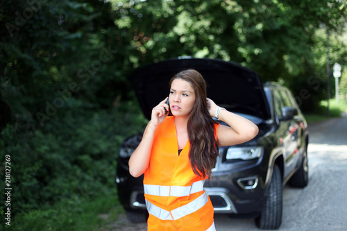 Frau mit Fahrzeugpanne photo