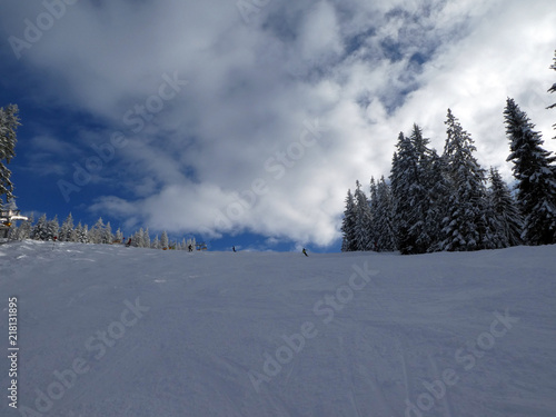 Skifahrer gegenüber dem Hochkönig © Michael Rogner