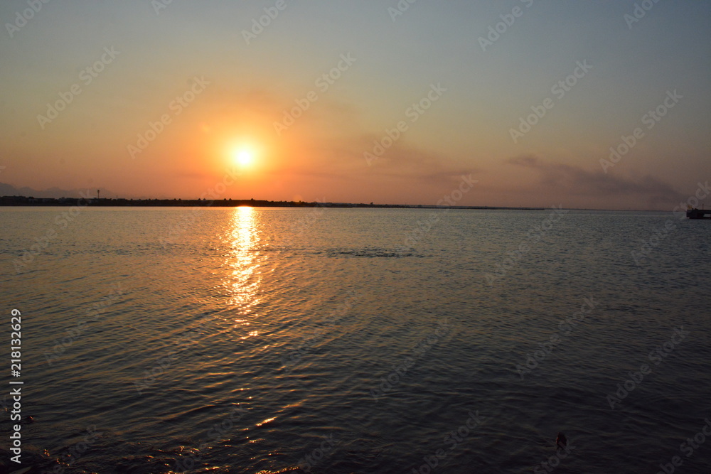 Obraz premium Beautiful sunset at the beach 