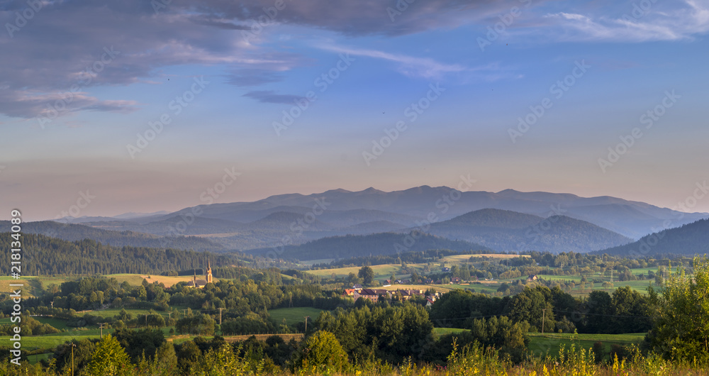 Fototapeta premium Bieszczady, widok na Lutowiska i Bieszczady wysokie
