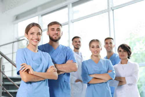 Foto Team of doctors in uniform at workplace