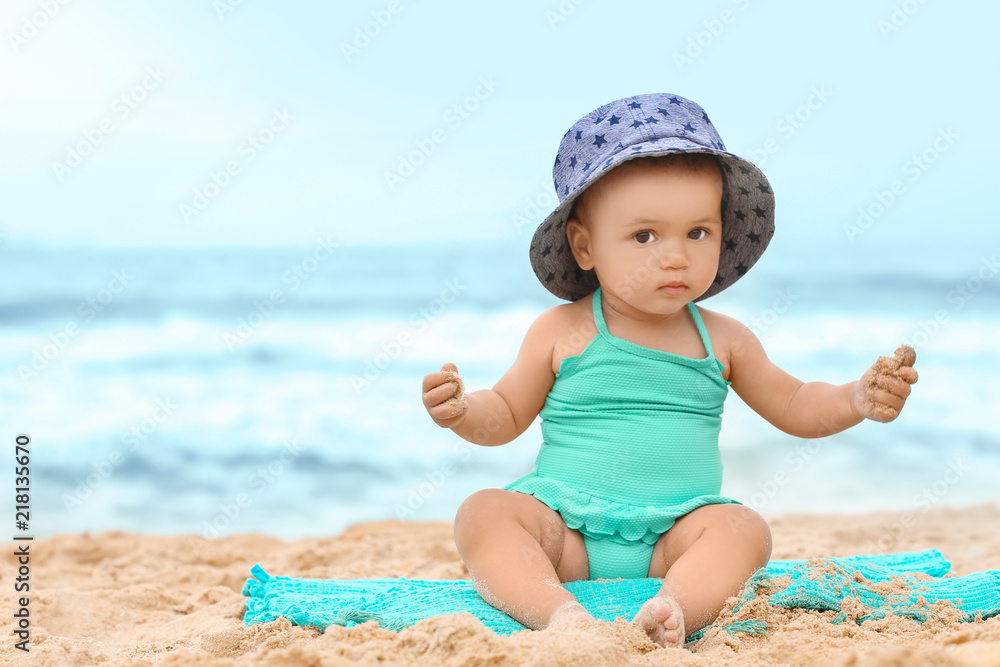 Obraz premium Adorable African-American girl on beach