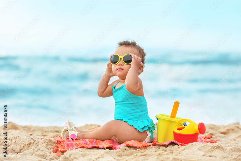 Adorable African-American girl on beach - obrazy, fototapety, plakaty 