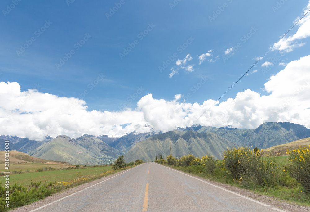 Naklejka premium carretera con fondo cerro y nube