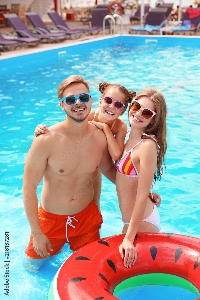 Naklejka premium Happy family in pool on sunny day