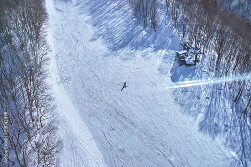 ゲレンデを滑走するスキーヤー