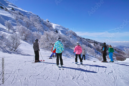 ゲレンデを滑走する前のスキーヤー