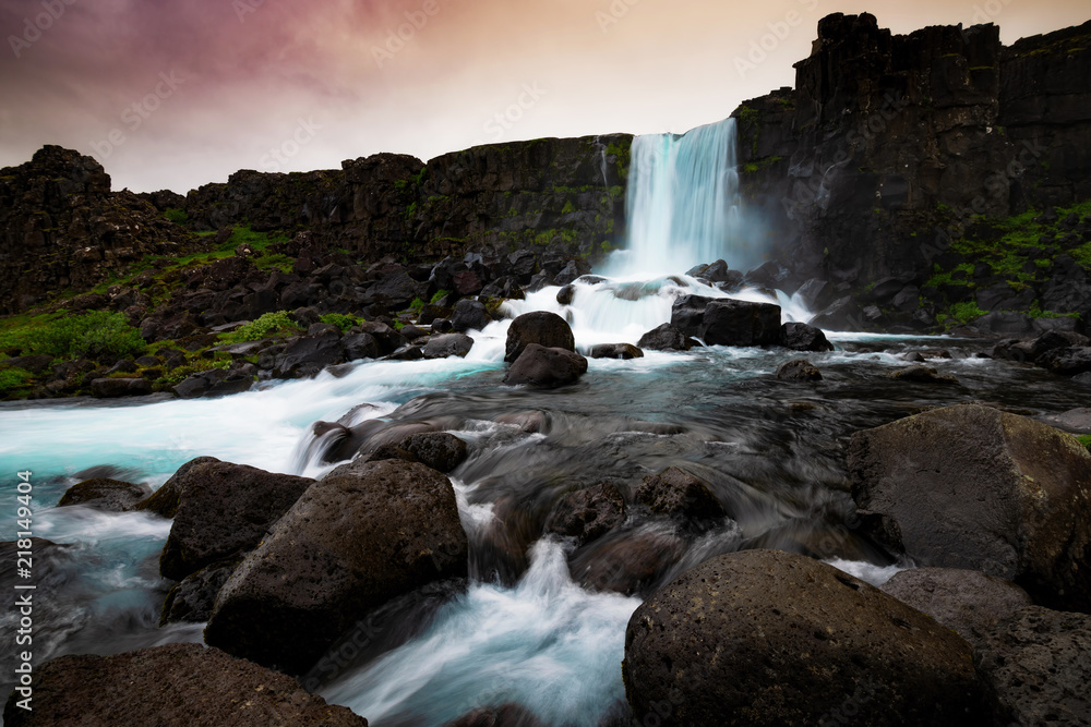 Obraz premium Wodospad Oxararfoss w Parku Narodowym Thingvellir, Islandia.