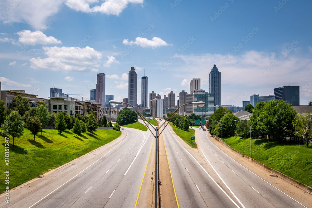 Fototapeta premium The Atlanta Skyline from the Jackson Street Bridge