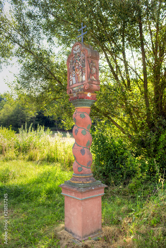 Ein Säulenbildstock am Wegesrand photo