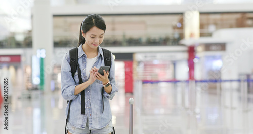 Canvas Print Woman using mobile phone in the airport