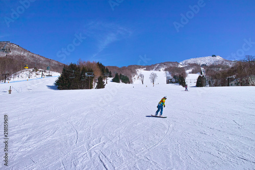 ゲレンデを滑るスノーボーダー