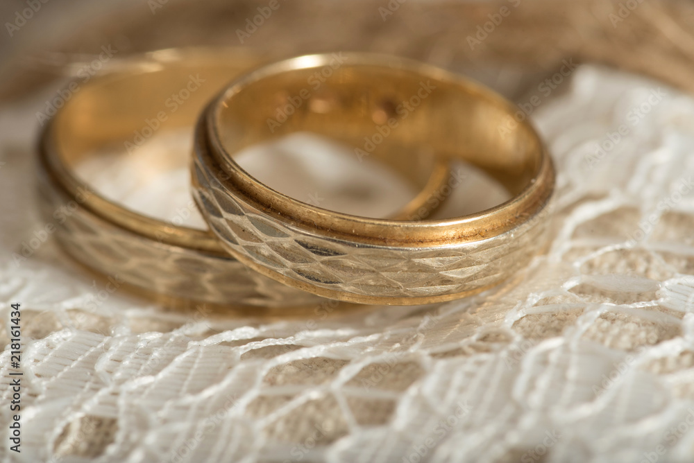 Zwei goldene Eheringe Zwei goldene Eheringe