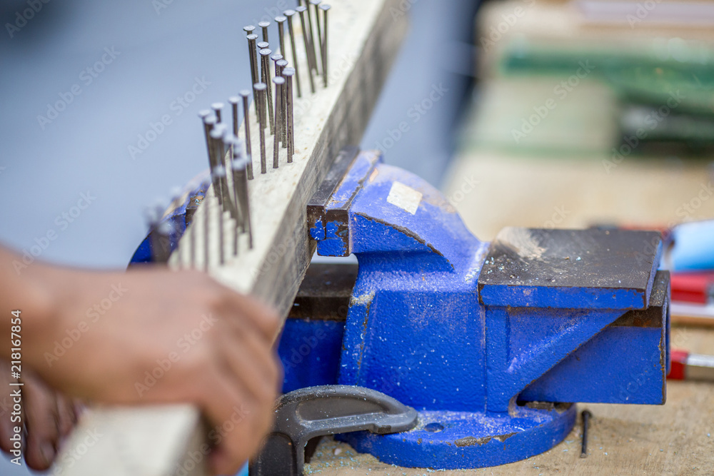 The use of equipment, for the woodworking of the technician, there are several depending on the use (nails, hammers, saws, steel wood lock) The use of equipment, for the woodworking of the technician, there are several depending on the use (nails, hammers, saws, steel wood lock)