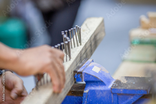 The use of equipment, for the woodworking of the technician, there are several depending on the use (nails, hammers, saws, steel wood lock)