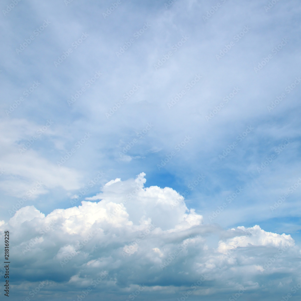 Obraz premium Light clouds in the blue sky.