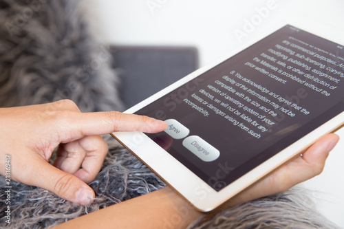 Φωτογραφία Woman finger click agree button on tablet screen.