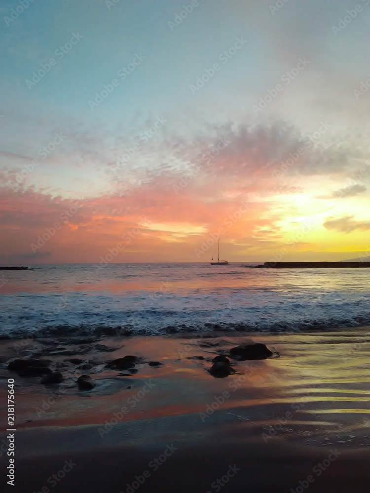 Fototapeta premium romantischer Sonnenuntergang auf Teneriffa mit Segelboot im Hintergrund