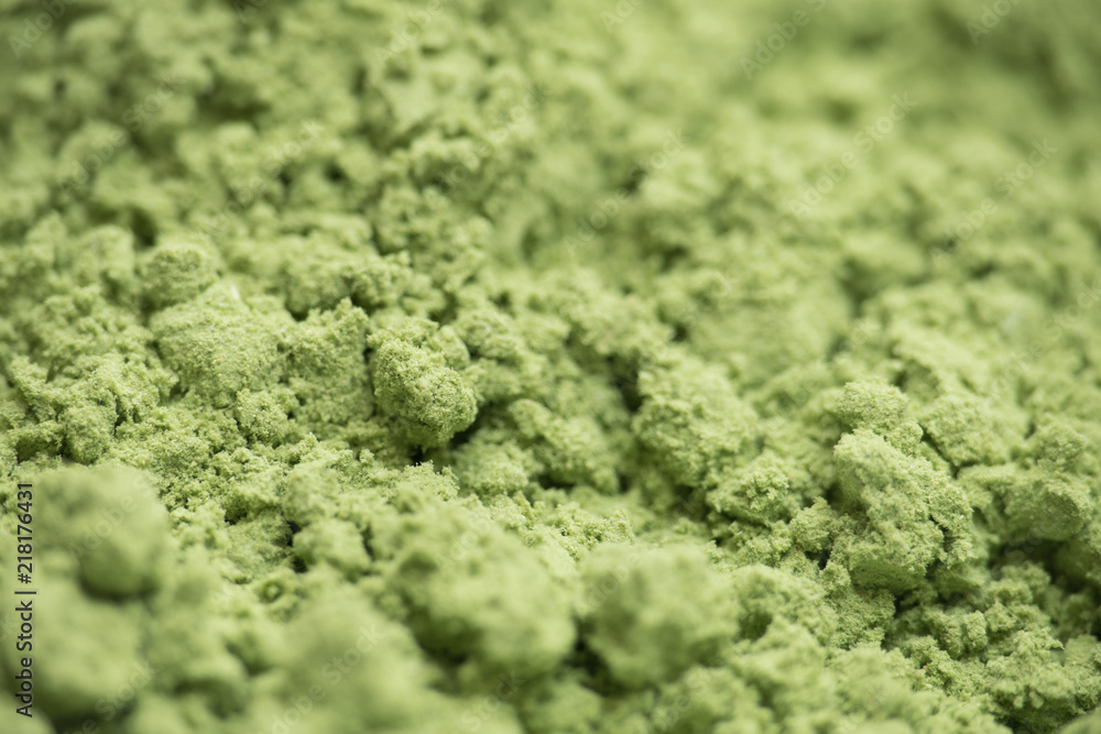 Obraz premium Organic wheatgrass powder background with selective focus