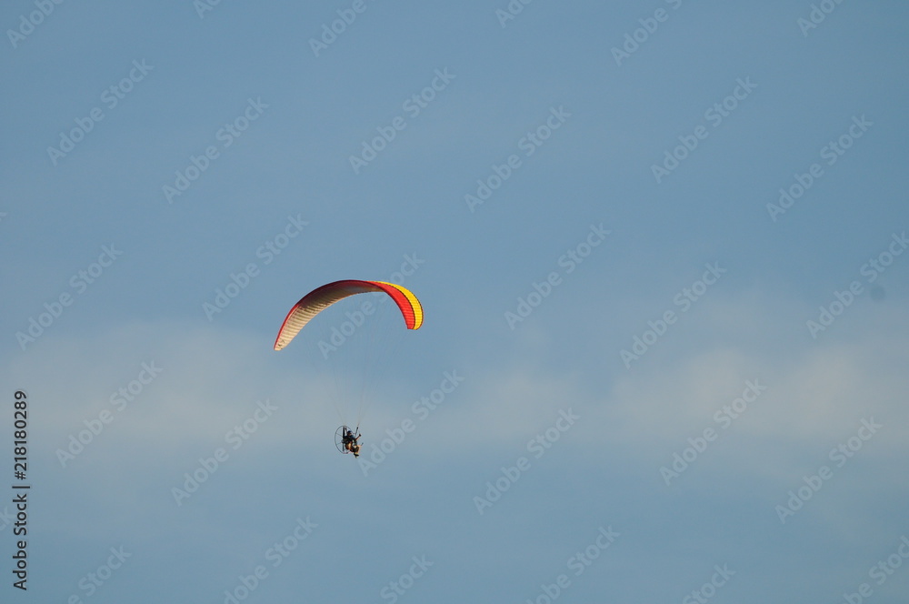 Motorisierter Paraglider an einem wolkenlosen Himmel Motorisierter Paraglider an einem wolkenlosen Himmel
